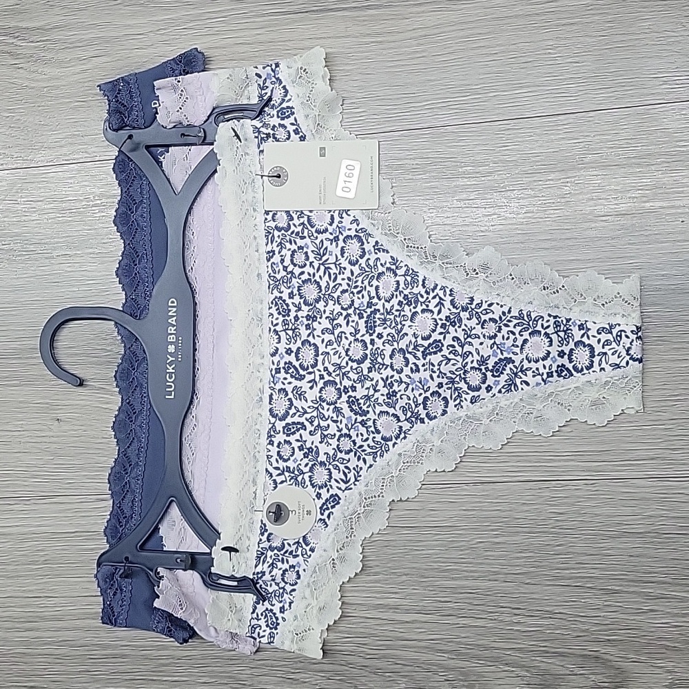 LUCKY BRAND THONGS.